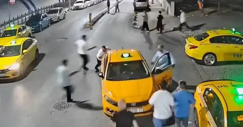 Sultangazi de freni çekilmeyen taksi geri kaydı; çevredekiler durdurmaya çalıştı