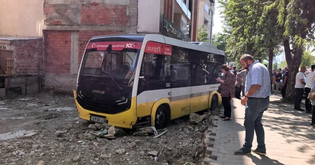 Minibüs, iş yerine çarptıktan sonra boş arsaya uçtu Bursa Haberleri Habertürk Yerel Haberler
