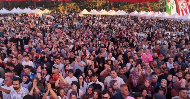 Samsun Festivali ni duyan 75 bin kişi yaylaya akın etti 75 bin kişi, Bursa Kocayayla da buluştu Şenlik ağası, 5 milyon 555 bin lirayla Mesut Kurt oldu Bursa Haberleri Habertürk Yerel Haberler