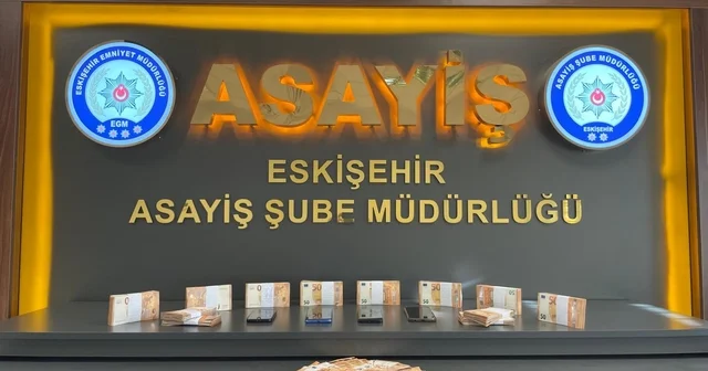 Kendisini polis olarak tanıtan 2 dolandırıcı yakalandı Ele geçirilen 61 bin 765 Euro sahibine teslim edildi, zanlılar tutuklandı Eskişehir Haberleri Habertürk Yerel Haberler