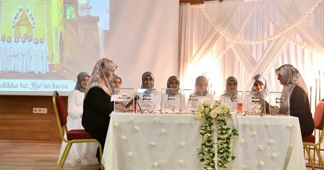 Van da 1 yılda hafız olan 7 kız öğrenci için taç giydirme töreni düzenlendi Van da Koro Sistemi ile Hafızlık projesini tamamlayan 7 öğrenciye taç giydirildi Van Haberleri Habertürk Yerel Haberler