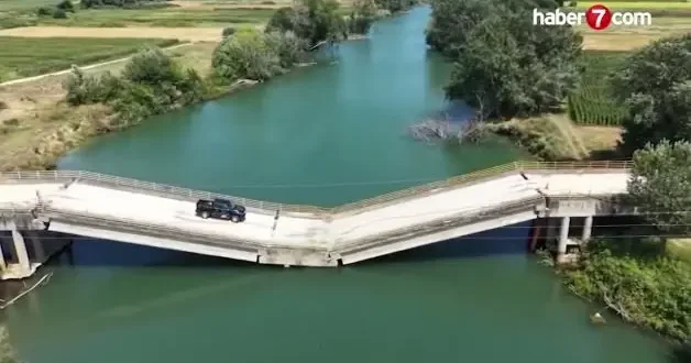 3 yıldır yapılmadı.. Yunanistan da 20 dakika kazanmak için yıkık köprüde ölümle dans