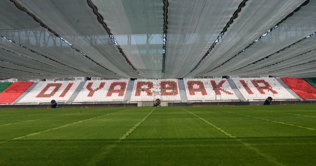 Diyarbakır Stadyumu nun çimleri, 40 dereceyi aşan sıcaklıktan perde ve fan sistemiyle korunuyor Diyarbakır Haberleri Habertürk Yerel Haberler