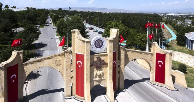 Atatürk Üniversitesinden uluslararasılaşma vizyonuna güçlü adım Atatürk Üniversitesinde uluslararası ilişkiler ingilizce lisans programı ilk kez öğrenci kabul edecek Erzurum Haberleri Habertürk Yerel Haberler