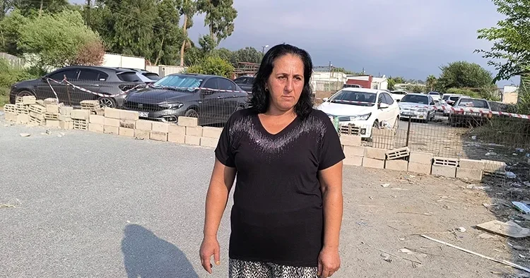 Hatay’da ruhsat krizi! Sahil yolunu duvar ve taşlarla kapattı