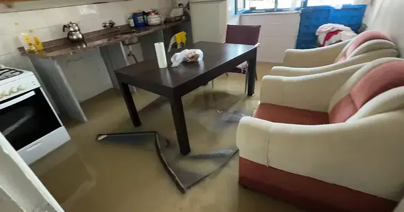 Avcılar’da vana patladı daireyi su bastı; kovalarla tahliye ettiler
