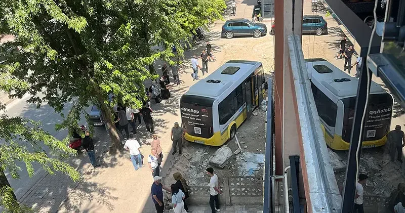 Kaldırıma çıkıp iş yerine çarpan minibüs, boş arsaya girdi