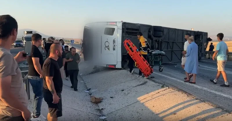 Yolcu otobüsü bariyerlere çarpıp devrildi! Çok sayıda yaralı var