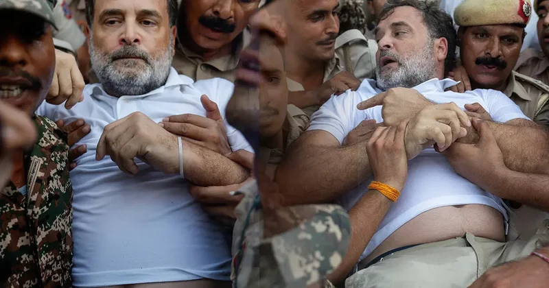 Muhalefet liderini yaka paça götürdüler! Rahul Gandhi yi polis böyle gözaltına aldı