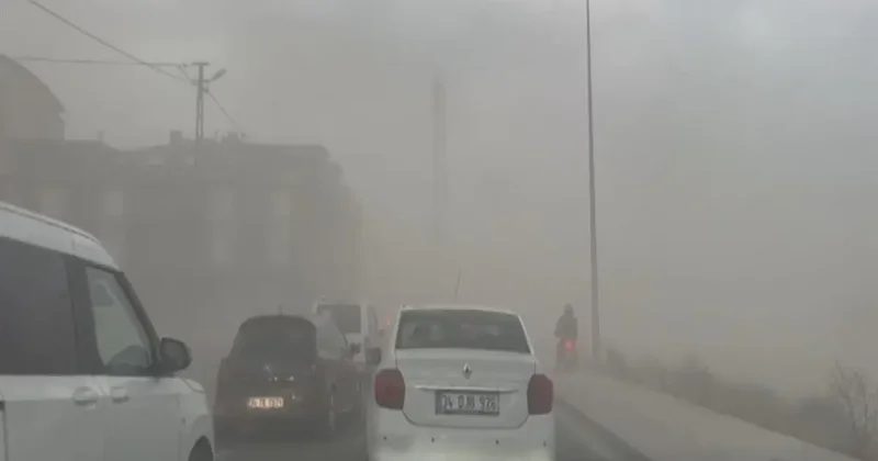 Meteoroloji uyarmıştı! İstanbul da şiddetli fırtına ve yağmur: Çatılar uçtu, ağaçlar devrildi