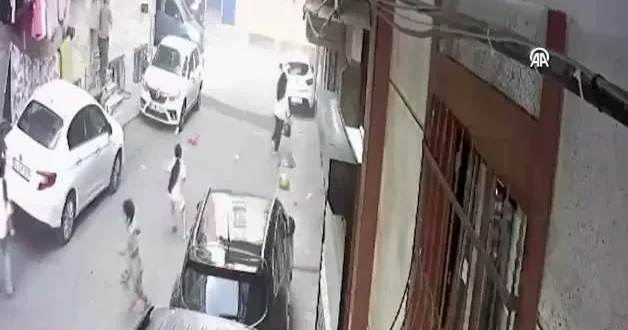 Esenler de sokakta oynayan çocuklar, uçan çatının altında kalmaktan son anda kurtuldu