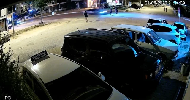 Yolun karşısına geçmeye çalışan kadını hayattan koparan kaza kamerada Antalya Haberleri Habertürk Yerel Haberler