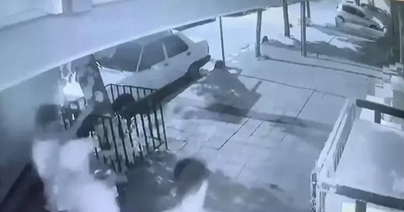 Küçükçekmece de 8 aylık hamile eşine tatlı almaya çıktı gasp girişiminde bıçaklandı; 1 şüpheli tutuklandı