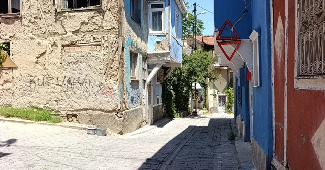 Günün fotoğrafı Afyonkarahisar dan: Araçların çarptığı eve reflektörlü önlem Afyonkarahisar Haberleri Habertürk Yerel Haberler