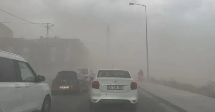 İstanbul da şiddetli fırtına… Meteoroloji uyarmıştı, kara bulutlar bir anda çöktü