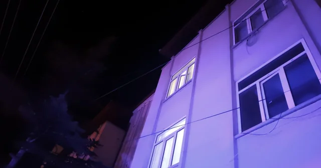 Eşi eve almadı, çatıdan girmek isterken 3 üncü kattan düşüp yaralandı Aksaray Haberleri Habertürk Yerel Haberler