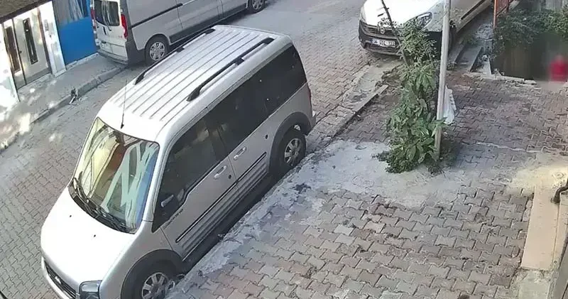 Kağıthane’de çocuklar lastik yaktı: Dumandan etkilenen KOAH hastası kadın hastaneye kaldırıldı