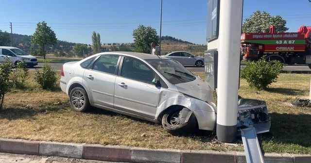 Tavşanlı da trafik kazası: 2 yaralı Sürücüsünün kontrolünden çıkan otomobil akaryakıt istasyonunun fiyat tabelasına çarptı, kaza anı güvenlik kamerasınca görüntülendi Kütahya Haberleri Habertürk Yerel Haberler