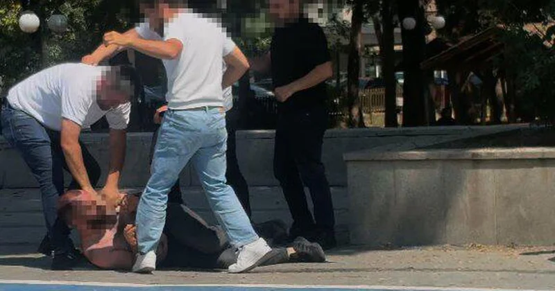 Tartıştıkları kişiyi döven 4 kişi gözaltına ,alındı; olay kamerada