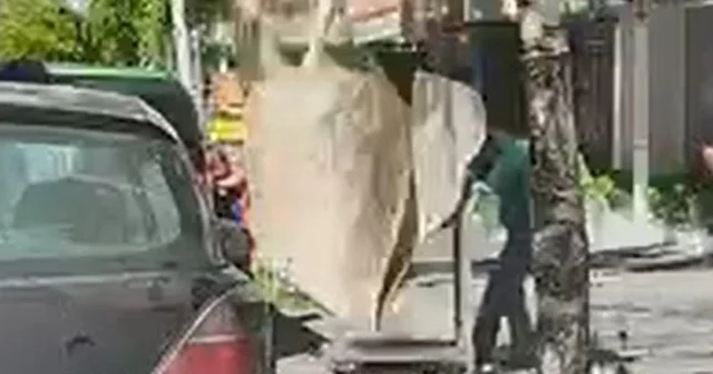 7 nci kattan düşen halı, mağaza çalışanının başına isabet etti Erzurum Haberleri Habertürk Yerel Haberler