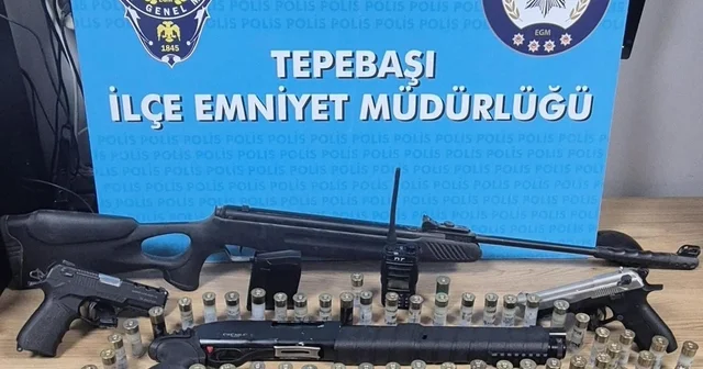 Sosyal medya hesaplarından silah fotoğrafları paylaşan 2 şüpheli yakalandı Şahısların ikametlerinden adeta cephanelik çıktı Eskişehir Haberleri Habertürk Yerel Haberler