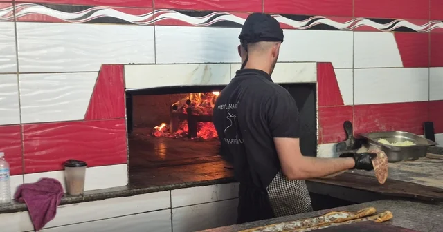 300 derecelik fırına aldırış etmeden 12 saat boyunca mesleklerini sürdürüyorlar Sivrihisarlı kebap ustası Bahattin Bayık: Eskiden önüne ne koysan yeniyordu, ama artık insanlar etten, malzemeden anlıyor Eskişehir Haberleri Habertürk Yerel Haberler