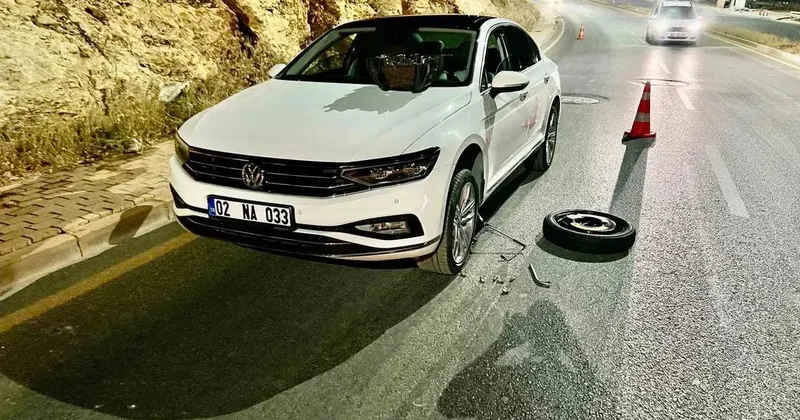 Çukura giren araçların lastikleri patladı