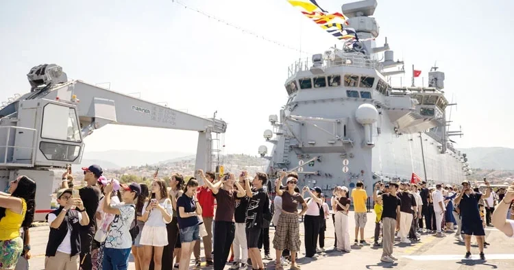 Teknofest Mavi Vatan’da TCG Anadolu’ya ziyaretçi akını