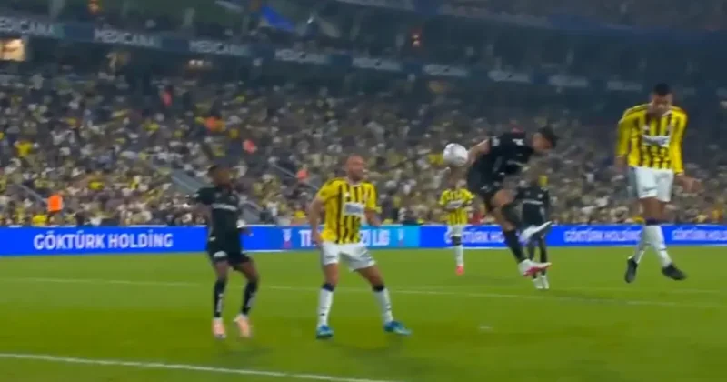 Kadıköy de tartışmalı pozisyon! Penaltı VAR la geldi