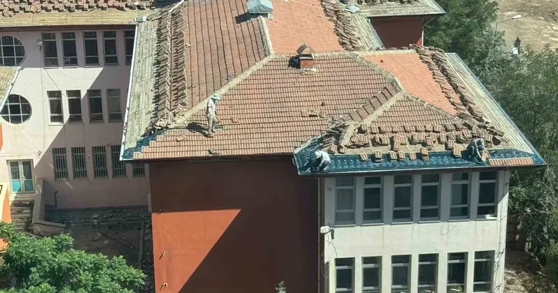 Diyarbakır’da işçiler, güvenlik önlemi almadan çatıyı tamir etti