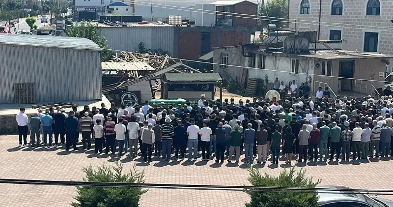 Denizde ölü bulunan 3 kardeş toprağa verildi