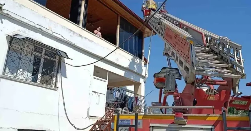 Defne’de çatı yangını binaya sıçramadan söndürüldü
