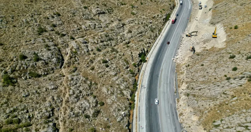 Karayolları şaşkına döndü! Arabaları mor renge boyayan yol için çözüm bulundu