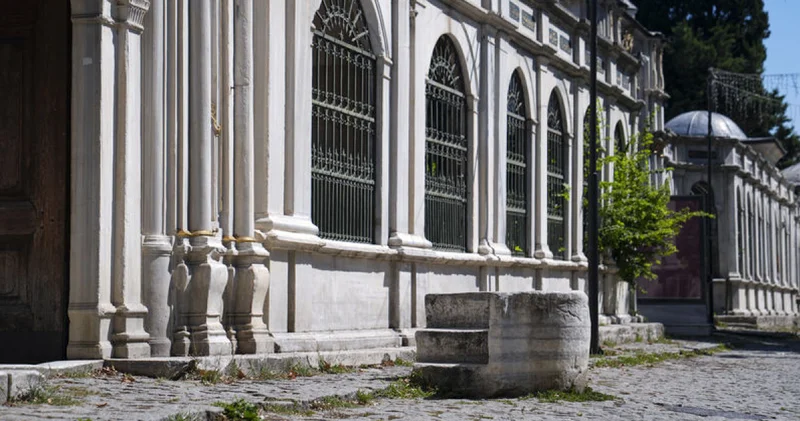 İstanbul un tarihi yapıları arasında saklı kalan binek taşları