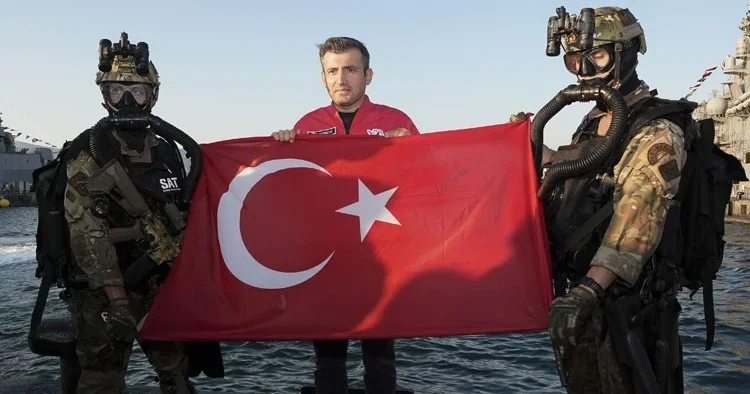 Selçuk Bayraktar, SAT ve SAS komandolarıyla bir araya geldi