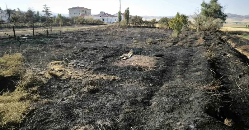 Altınyayla’da yangın paniği: Alevler evlere sıçramadan söndürüldü
