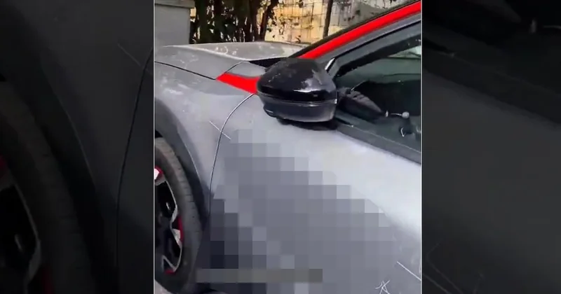 Kızgın komşular aracı perte çıkardı: Kaputa kazıdıkları not dikkat çekti Sözcü Gazetesi