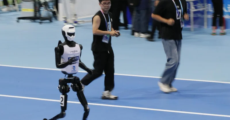 Çinli insansı robot 100 metreyi Usain Bolt tan daha hızlı koştu