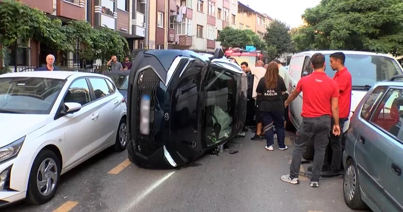 Ümraniye de park halindeki araçlara çarpan otomobil devrildi
