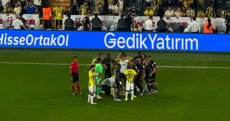 Korkutan sakatlık! Kafasına darbe alan Kerem Aktürkoğlu sedyeyle çıkarıldı