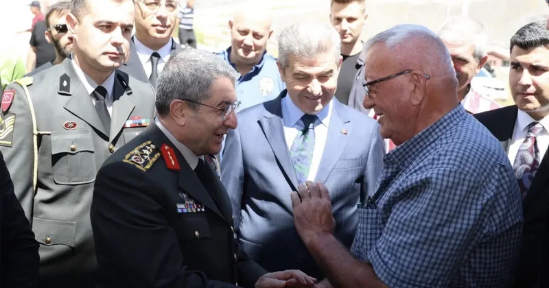 Genelkurmay Başkanı Bayraktaroğlu cuma namazı çıkışı vatandaşlarla sohbet etti