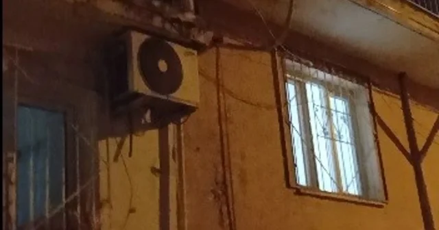 Kavga ederken elektrik tellerine düştü, kedinin imdadına mahalleli yetişti Tellerde asılı kalan kediyi battaniye gererek kurtardılar İzmir Haberleri Habertürk Yerel Haberler