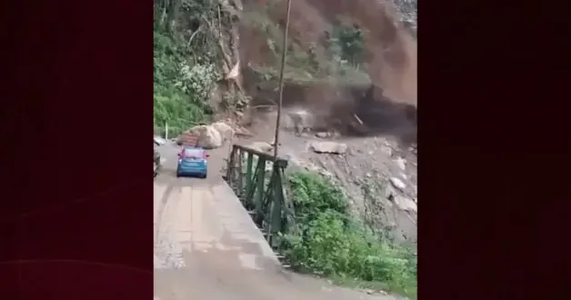 Hindistan da meydana gelen heyelanda motosikletlei ölümden kıl payı kurtuldu