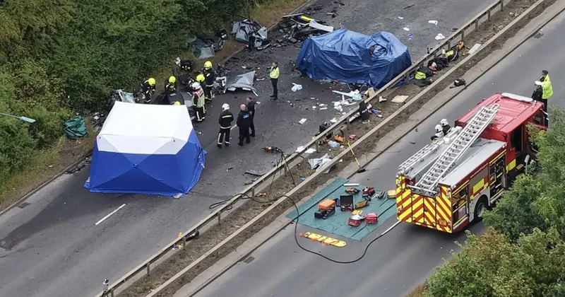 Ters yönde ilerleyen otomobil, polis aracına çarptı: 7 ölü