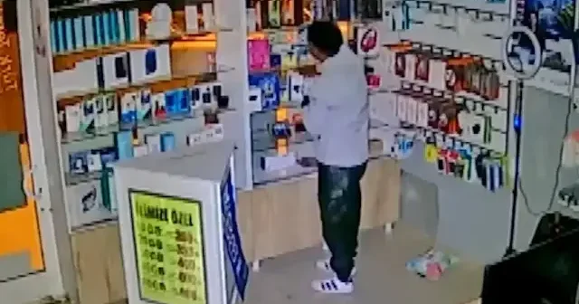 Elazığ’da cep telefonu bayisine giren zanlı güvenlik kameralarına yakalandı VİDEO İZLE