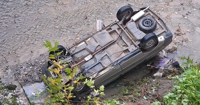 Adana da otomobil köprüden düştü; 2 yaralı Adana Haberleri