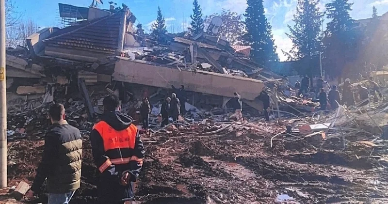 Depremde yıkılan Manolya Sitesi davası: MADO Yönetim Kurulu Başkanı Kanbur un avukatı, sorunun bina zemininde olduğunu savundu