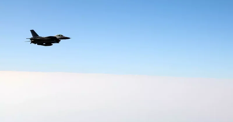Cumhurbaşkanı Erdoğan ın Maskat Havaalanına inişinde F 16 savaş uçakları eşlik etti
