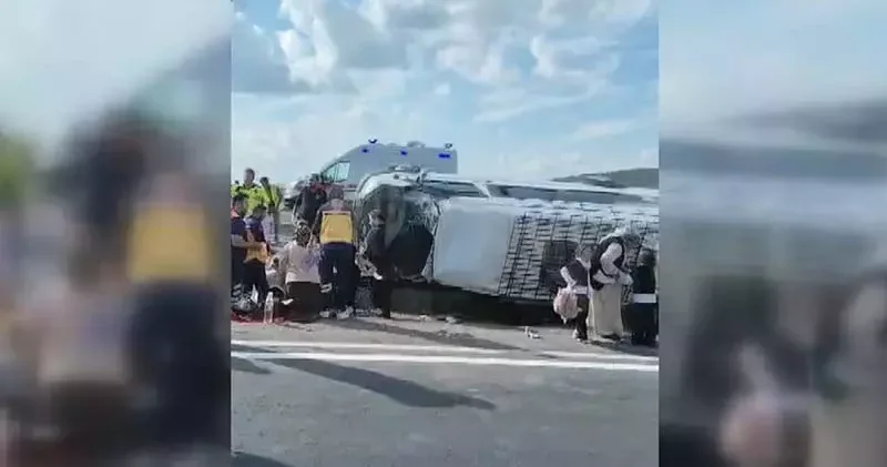 Osmaniye’de yolcu minibüsü refüje devrildi: 13 yaralı