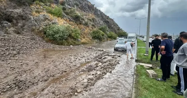 Aydın Söke kara yolunda sağanak sonrası yaşanan toprak kayması trafiği felç etti VİDEO İZLE